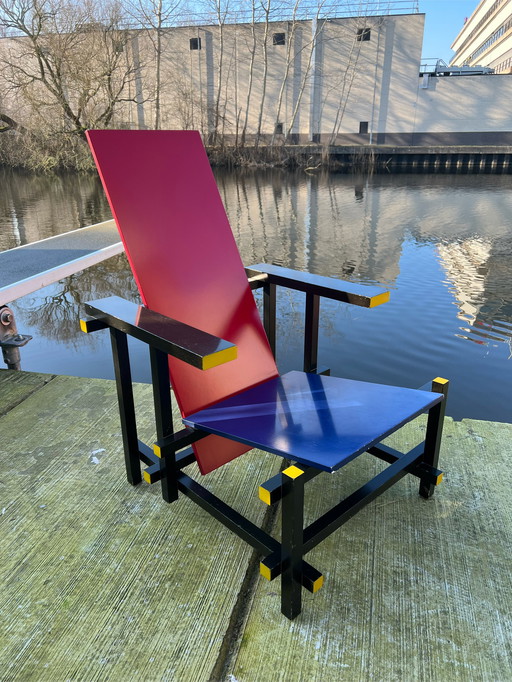 Cassina by Gerrit Rietveld Chaise rouge et bleue