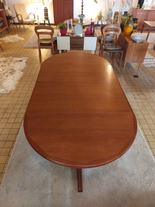 Danish design dining table around teak from the 1970s, extendable