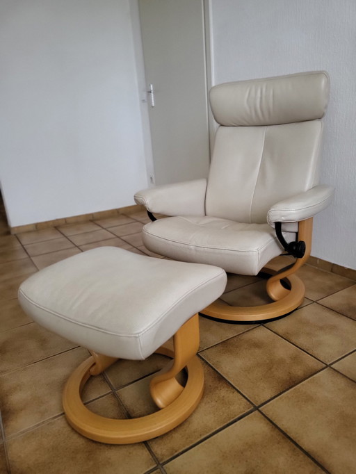 2x Stressless chairs with footstools