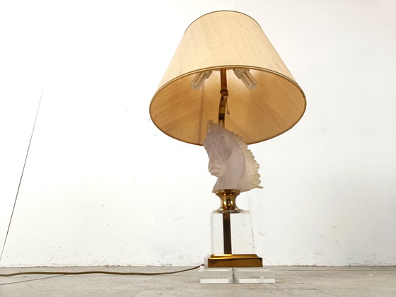 Image 1 of Lampe de table vintage en laiton et verre à tête de cheval
