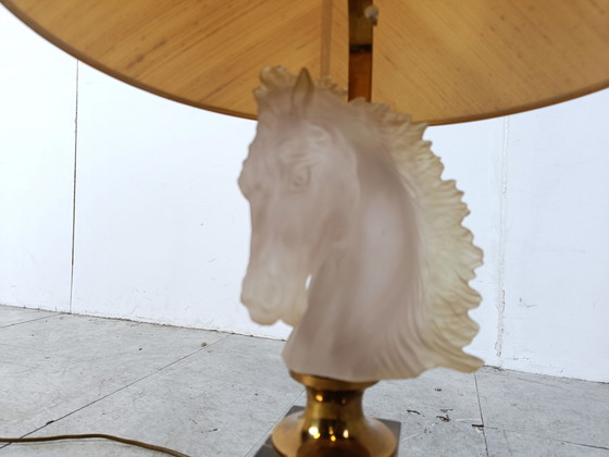 Image 1 of Lampe de table vintage en laiton et verre à tête de cheval