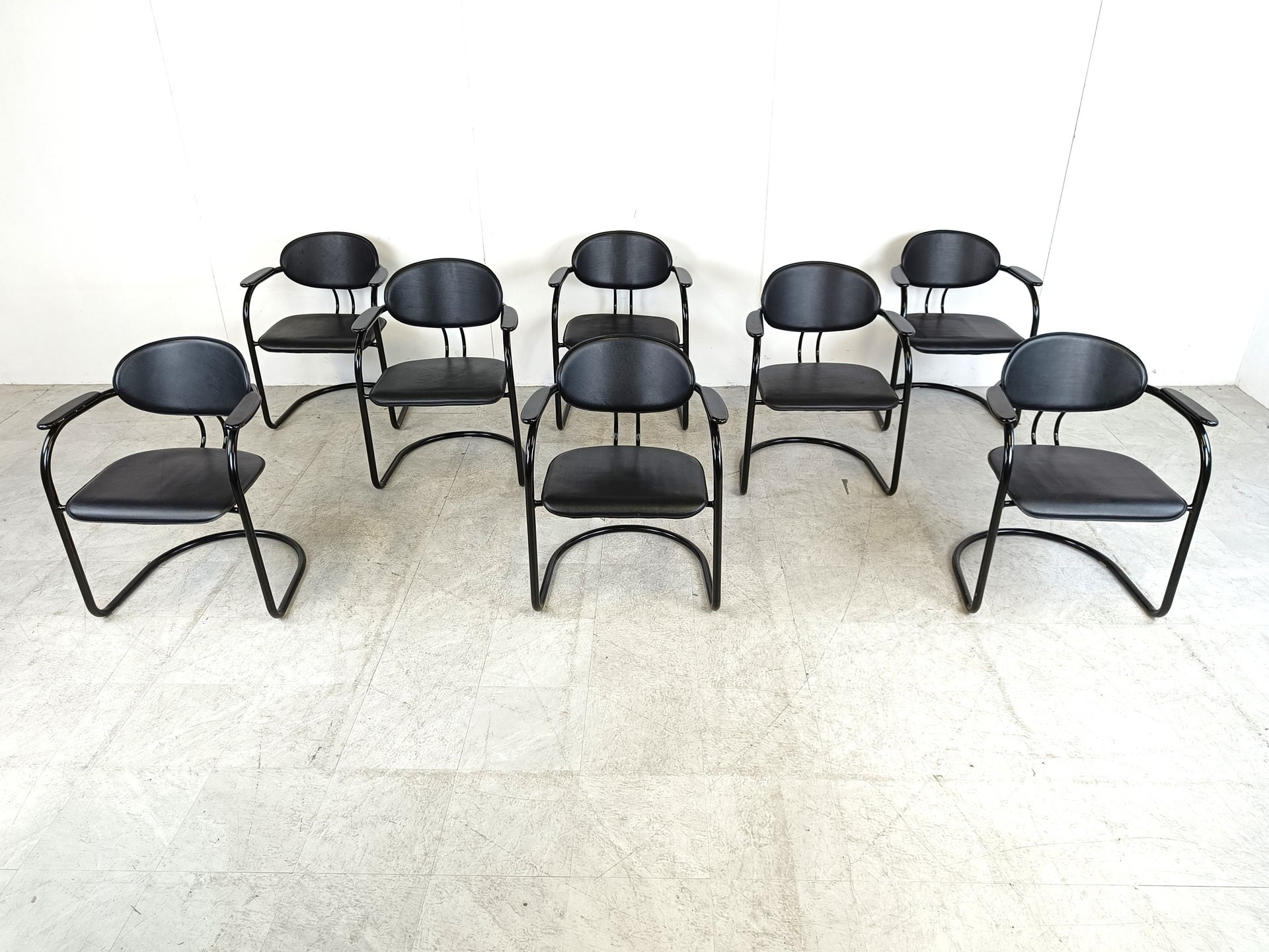 Second hand online dining chairs
