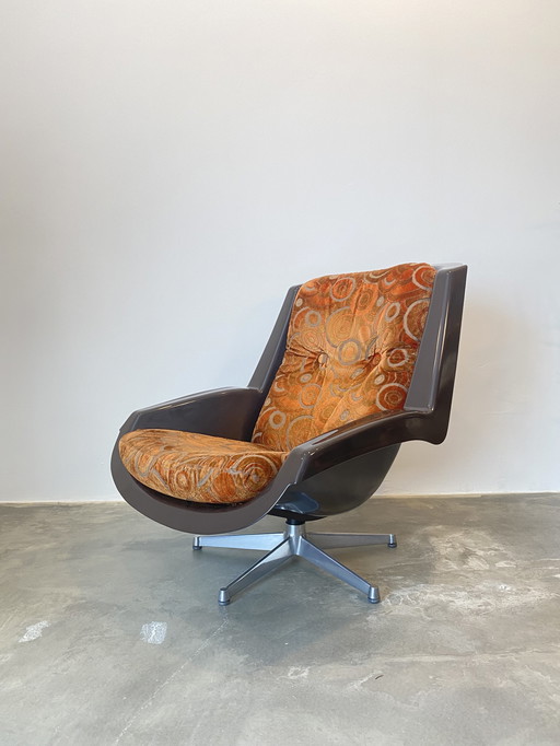 Strassle International armchair by Paul Tuttle