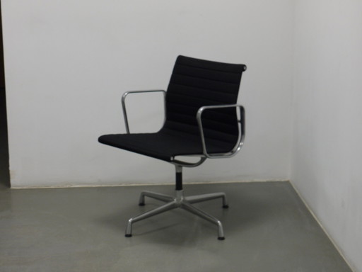 Vitra Eames EA 108