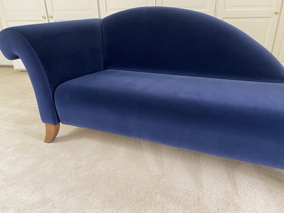 Image 1 of Jan des Bouvrie , chaise longue en velours bleu foncé