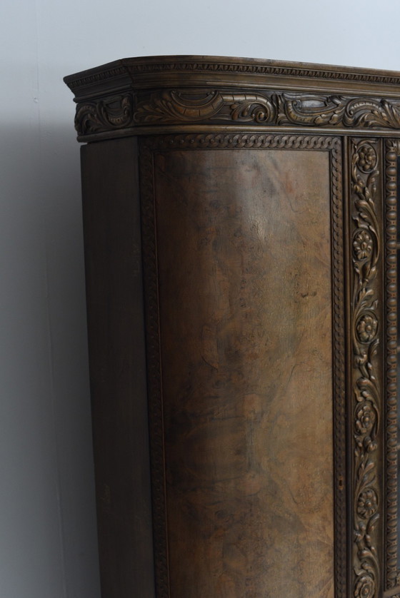 Image 1 of Armoire italienne en noyer