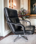 Poltrona girevole Artifort F141 in pelle nera