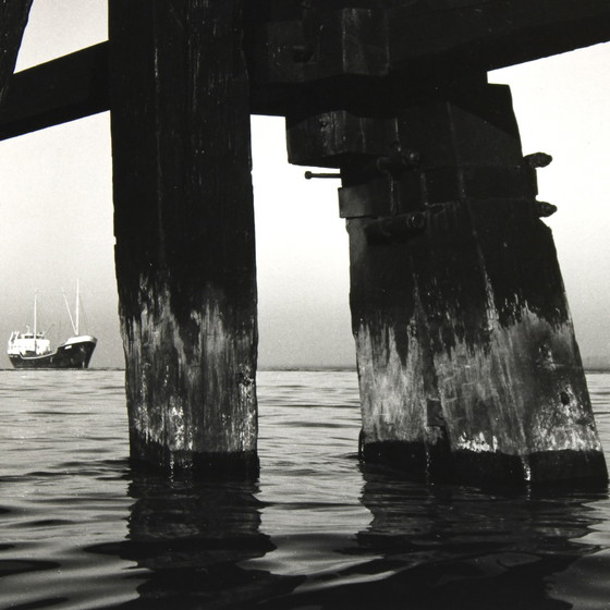 Image 1 of Aart Klein (1909-2001) Ontwikkelgelatinezilverdruk op bariet papier, Mooring Post Rotterdam 1958, gesigneerd en gestempeld 