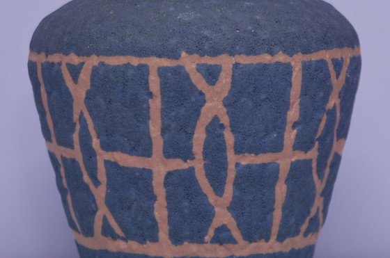 Image 1 of vase en Allemagne de l'Ouest avec dessin bleu et brun