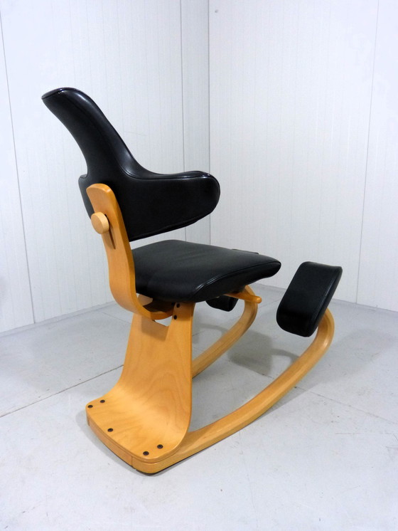 Image 1 of Chaise d'équilibre Stokke Varier Thatsit en hêtre et cuir noir 1990