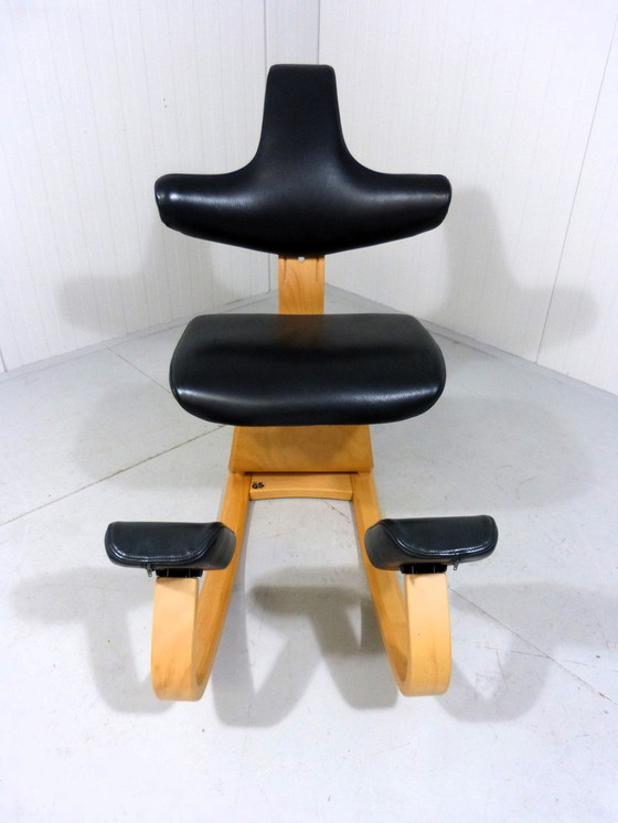 Image 1 of Chaise d'équilibre Stokke Varier Thatsit en hêtre et cuir noir 1990