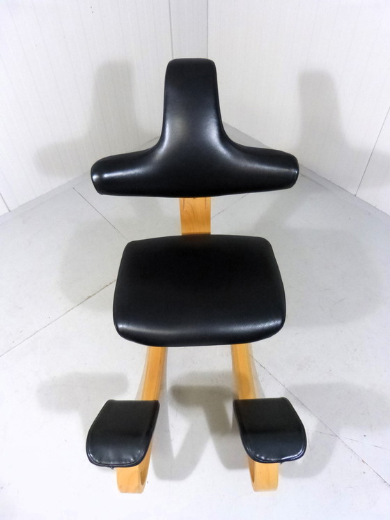 Image 1 of Chaise d'équilibre Stokke Varier Thatsit en hêtre et cuir noir 1990