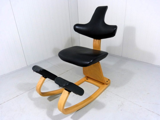 Image 1 of Chaise d'équilibre Stokke Varier Thatsit en hêtre et cuir noir 1990