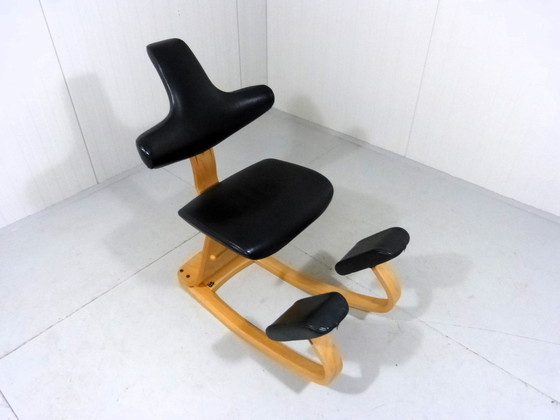 Image 1 of Chaise d'équilibre Stokke Varier Thatsit en hêtre et cuir noir 1990