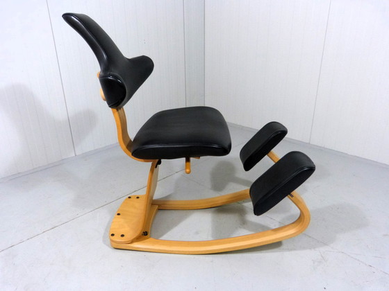 Image 1 of Chaise d'équilibre Stokke Varier Thatsit en hêtre et cuir noir 1990