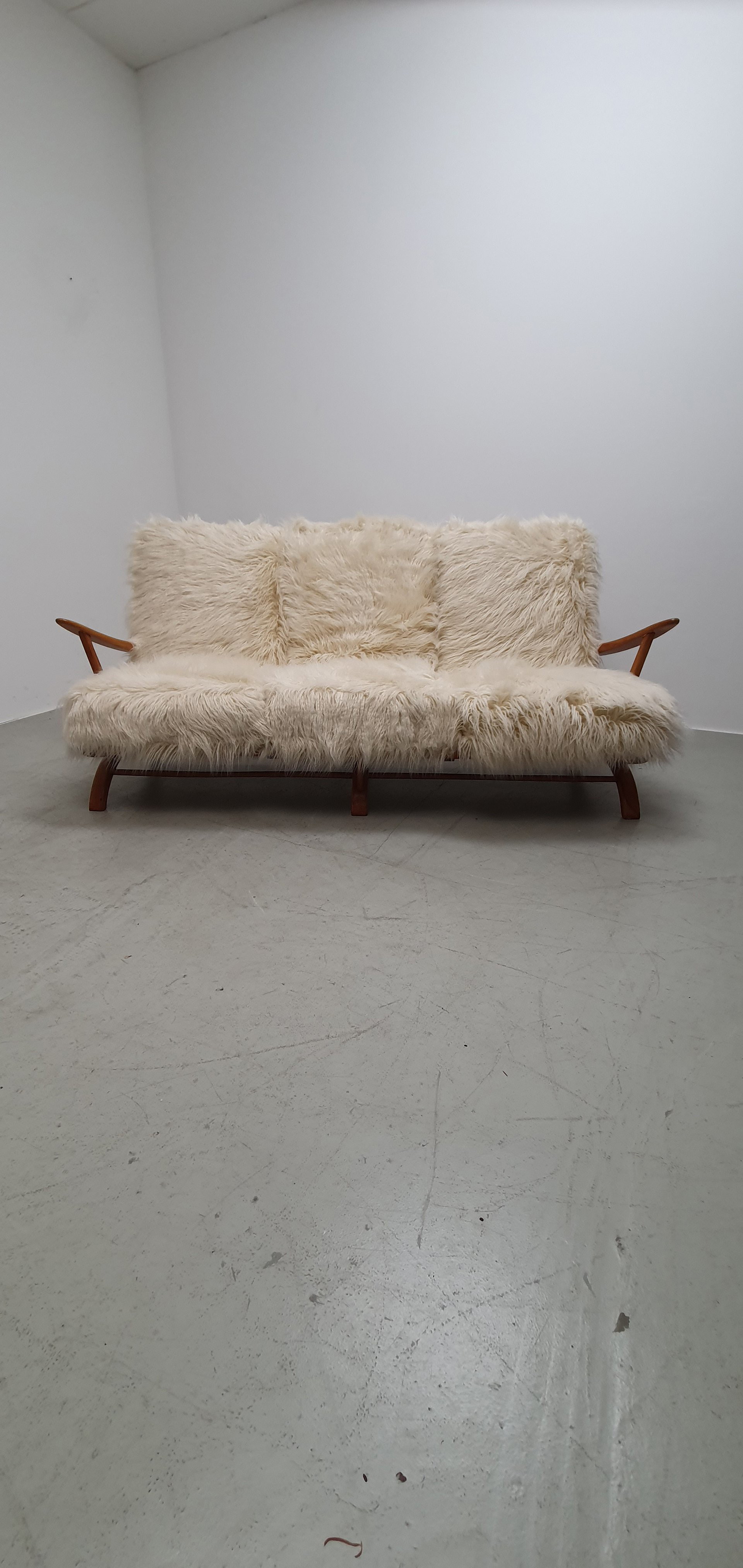 Vintage fluffy couch 2 000 Whoppah