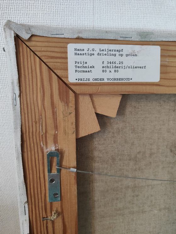 Image 1 of Hans Leijerzapf "Haastige drieling op groen" olieschilderij
