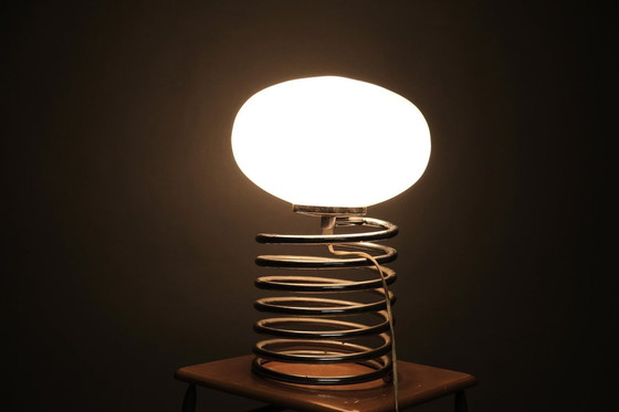 Image 1 of Lampe de table en chrome avec abat-jour ovale en verre opale, années 1960