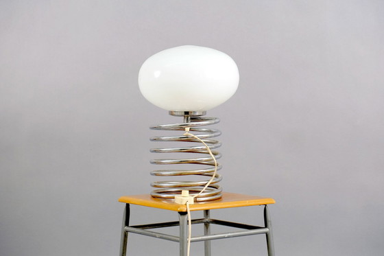 Image 1 of Lampe de table en chrome avec abat-jour ovale en verre opale, années 1960