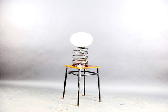 Image 1 of Lampe de table en chrome avec abat-jour ovale en verre opale, années 1960