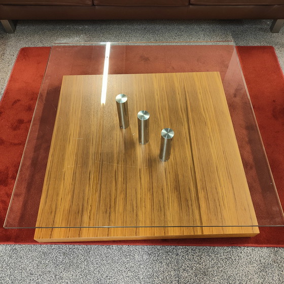 Image 1 of Ronald Schmidt grande table basse en noyer avec plateau en verre