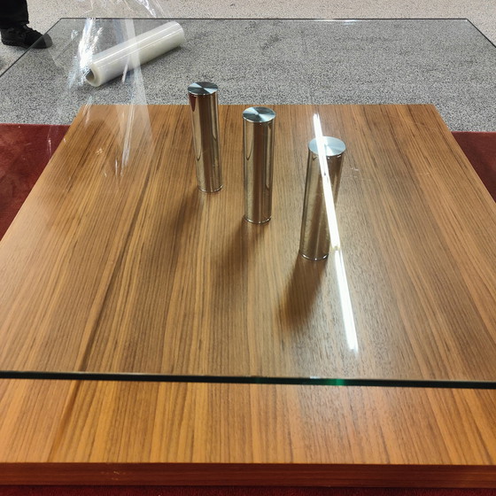 Image 1 of Ronald Schmidt grande table basse en noyer avec plateau en verre