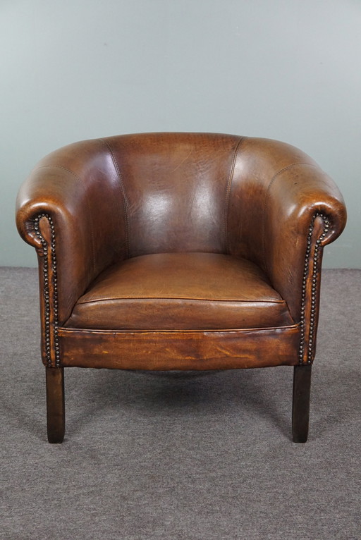 Sheep leather club armchair in a subtle size