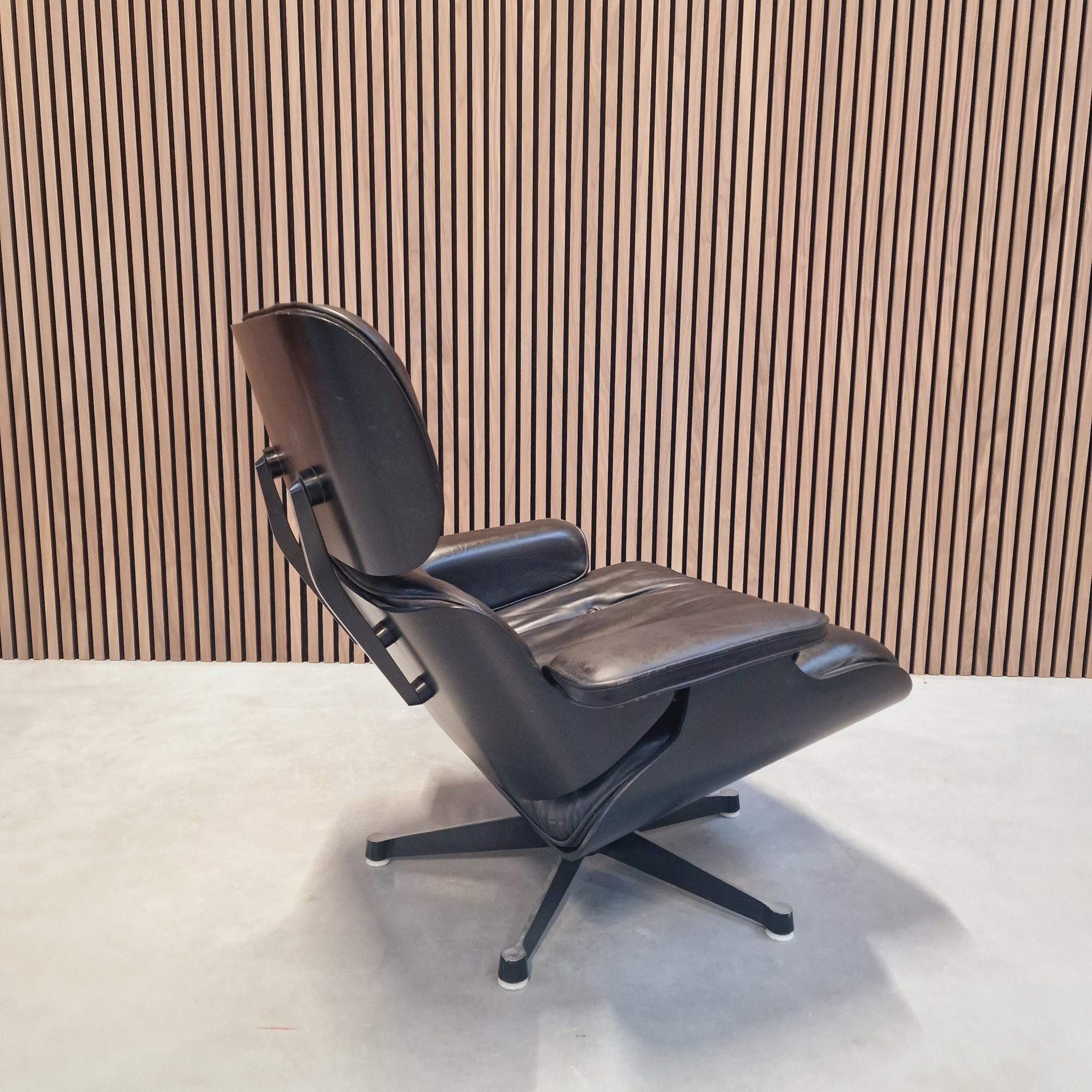 Vitra Eames Lounge chair 3 450 Whoppah