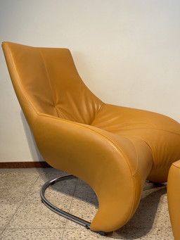 Leolux Darius armchair with ottoman