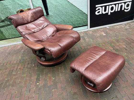 Image 1 of Fauteuil et pouf Stressless en cuir marron