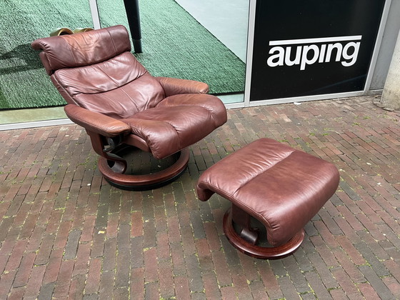 Image 1 of Fauteuil et pouf Stressless en cuir marron