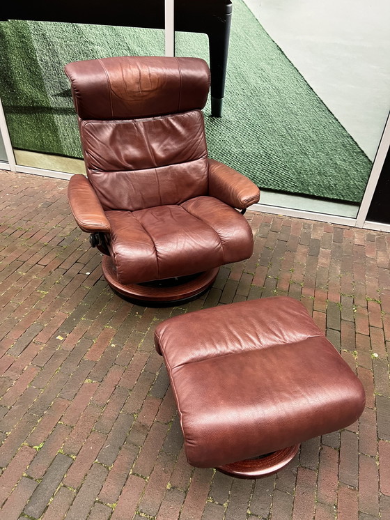 Image 1 of Fauteuil et pouf Stressless en cuir marron