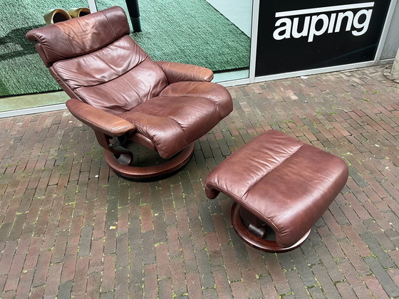 Image 1 of Fauteuil et pouf Stressless en cuir marron