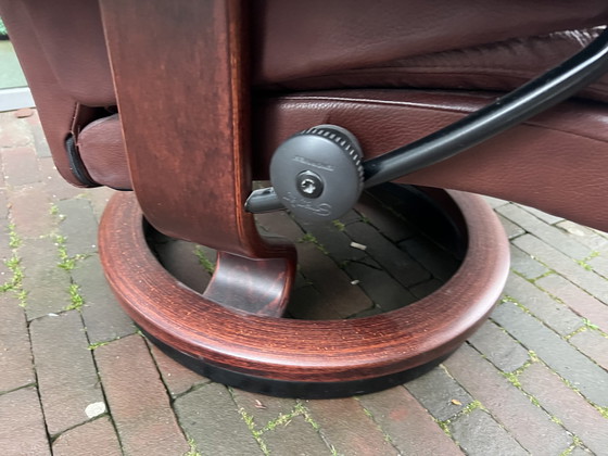 Image 1 of Fauteuil et pouf Stressless en cuir marron