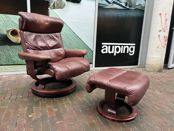 Image 1 of Fauteuil et pouf Stressless en cuir marron