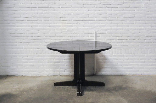 Thonet extendable round dining table