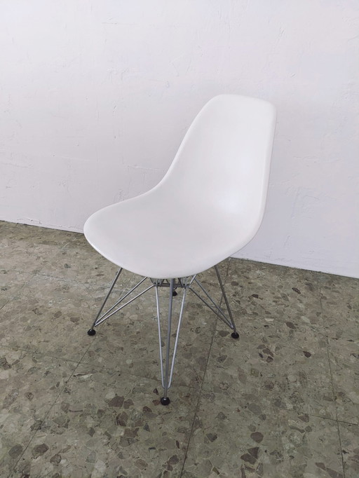 4x Vitra Eames DSR dining chairs