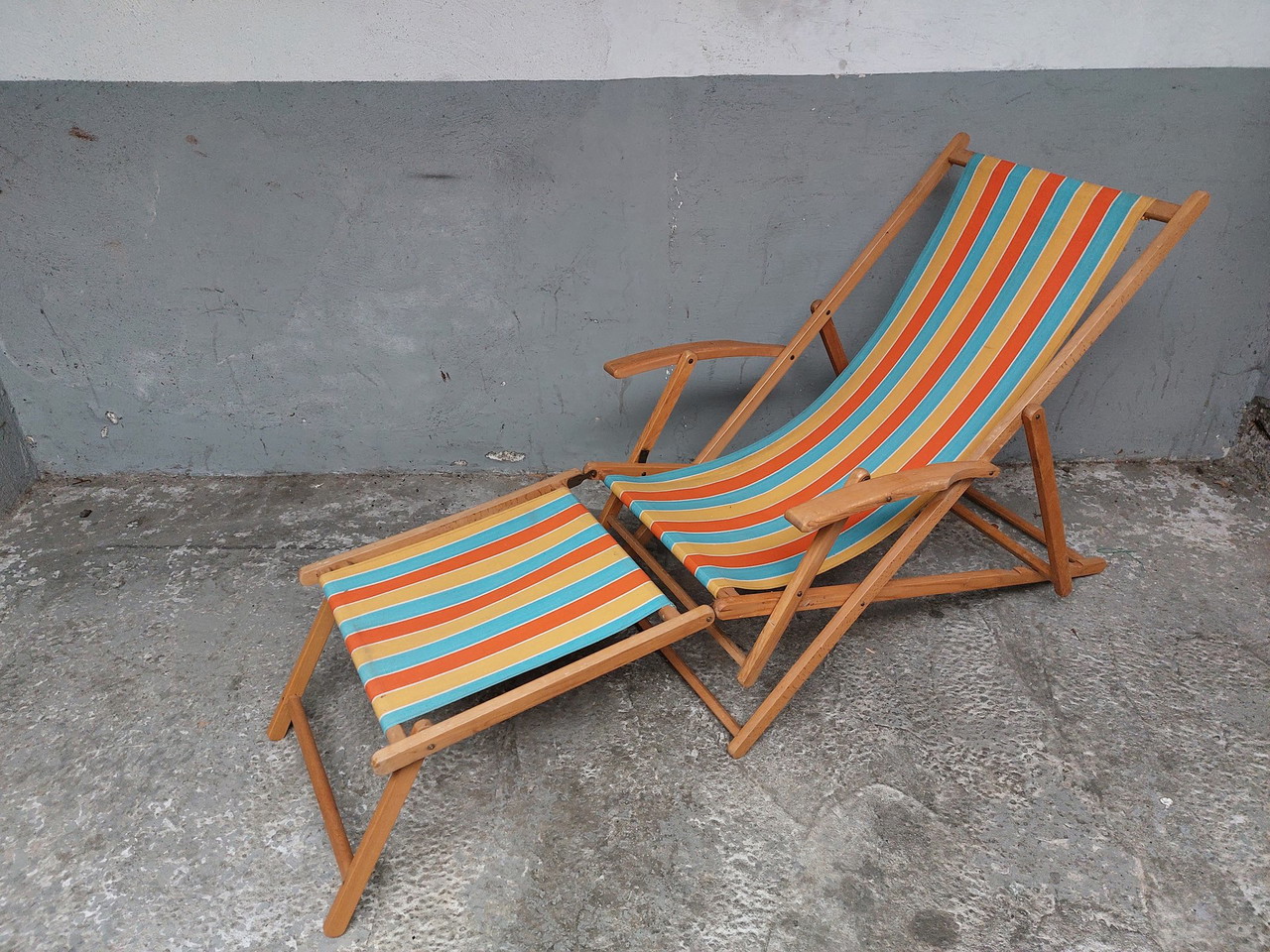 Vintage beach chair with footstool