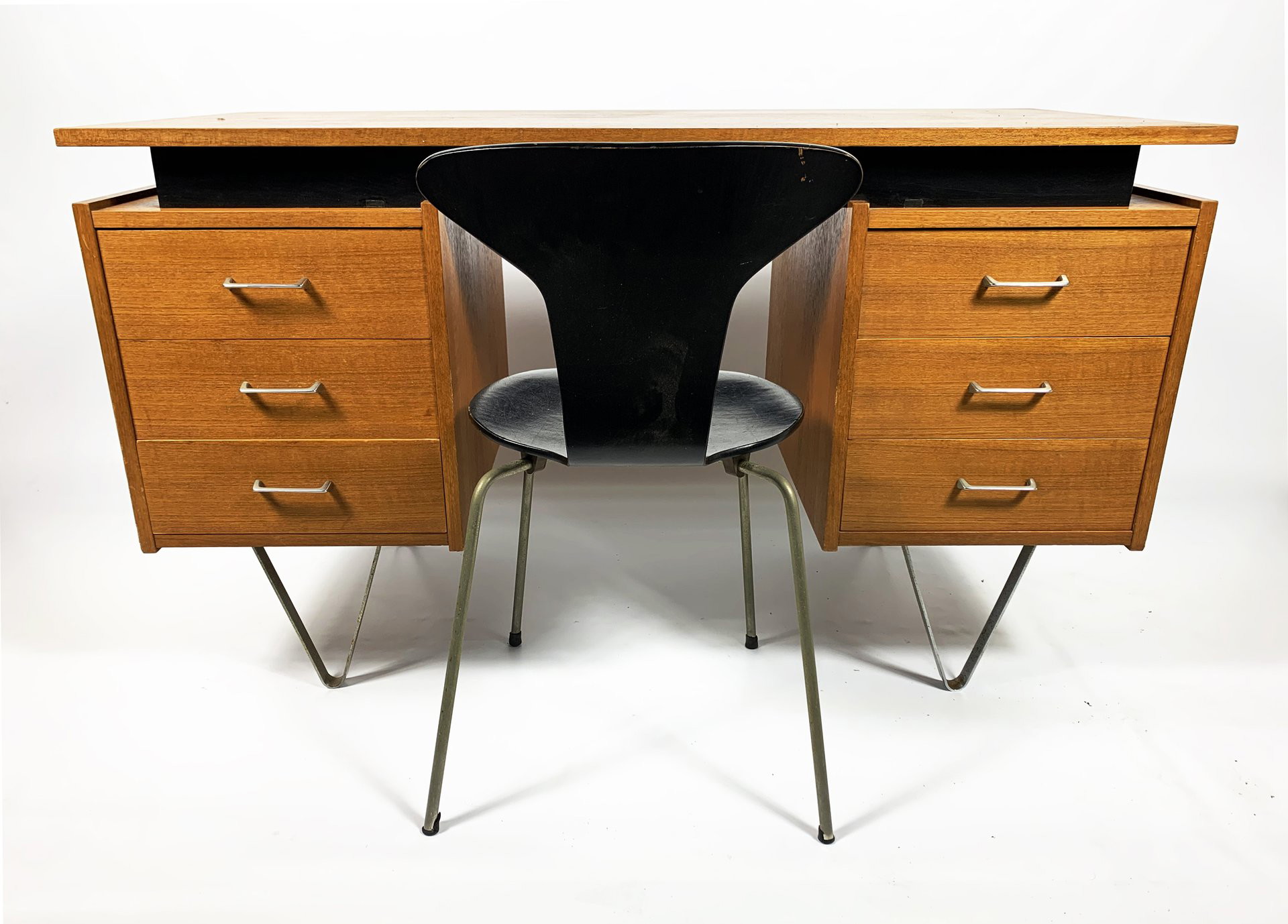 Tijsseling Nijkerk desk with loop legs, €1,149