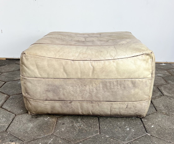 Image 1 of Fauteuil en cuir massif XL avec pouf, après 2000