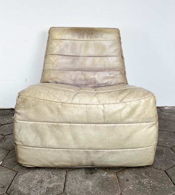 Image 1 of Fauteuil en cuir massif XL avec pouf, après 2000