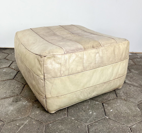 Image 1 of Fauteuil en cuir massif XL avec pouf, après 2000