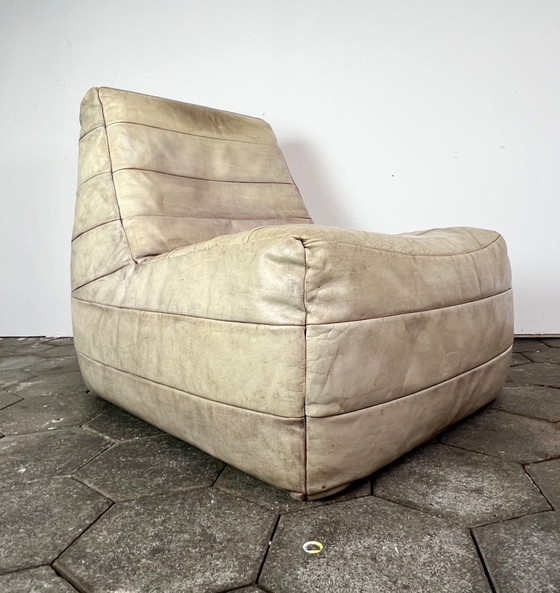 Image 1 of Fauteuil en cuir massif XL avec pouf, après 2000