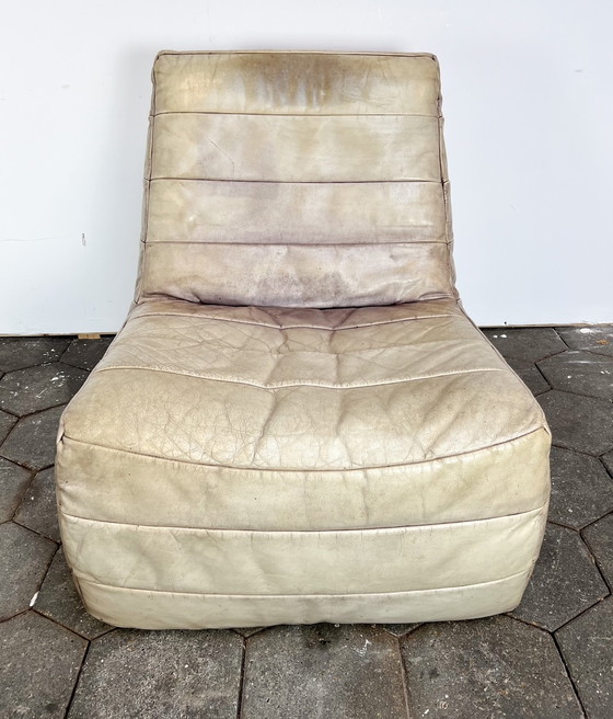 Image 1 of Fauteuil en cuir massif XL avec pouf, après 2000