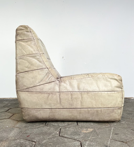 Image 1 of Fauteuil en cuir massif XL avec pouf, après 2000