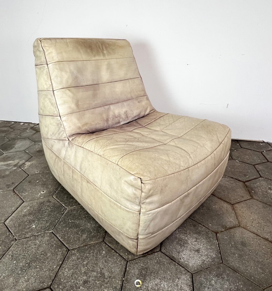 Image 1 of Fauteuil en cuir massif XL avec pouf, après 2000