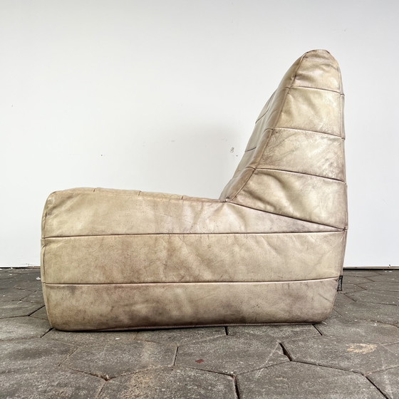 Image 1 of Fauteuil en cuir massif XL avec pouf, après 2000