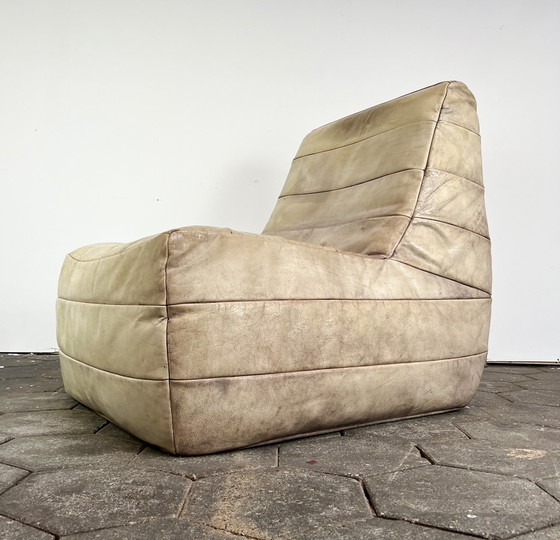 Image 1 of Fauteuil en cuir massif XL avec pouf, après 2000