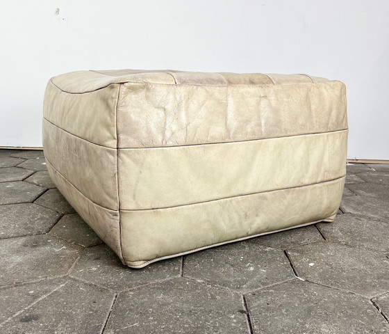 Image 1 of Fauteuil en cuir massif XL avec pouf, après 2000