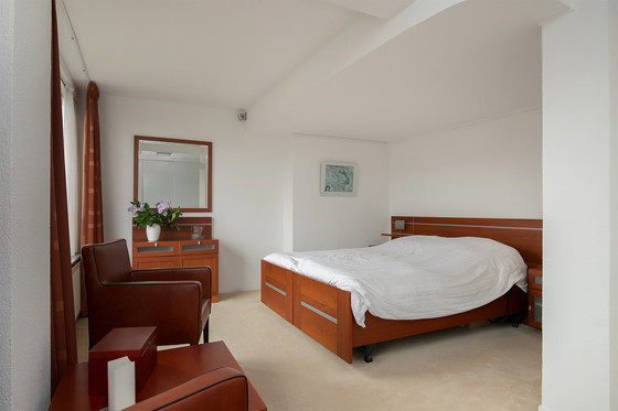 Image 1 of Luxurious bedroom with electrically adjustable mattresses in new condition